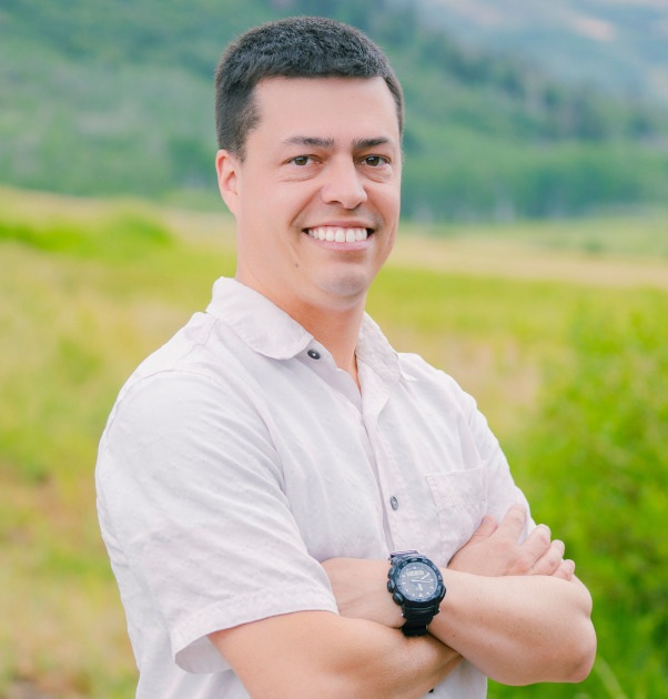 A professional headshot of Felipe Seiber.